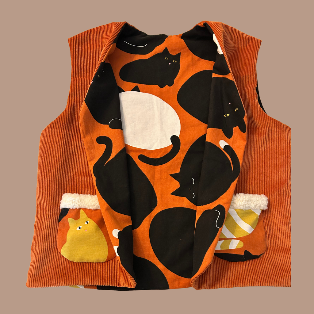 Gilet sans manches réversible en velours – Poches sherpa & imprimé chats (orange/brique) - pièce artisanale unique - taille unique 38-42