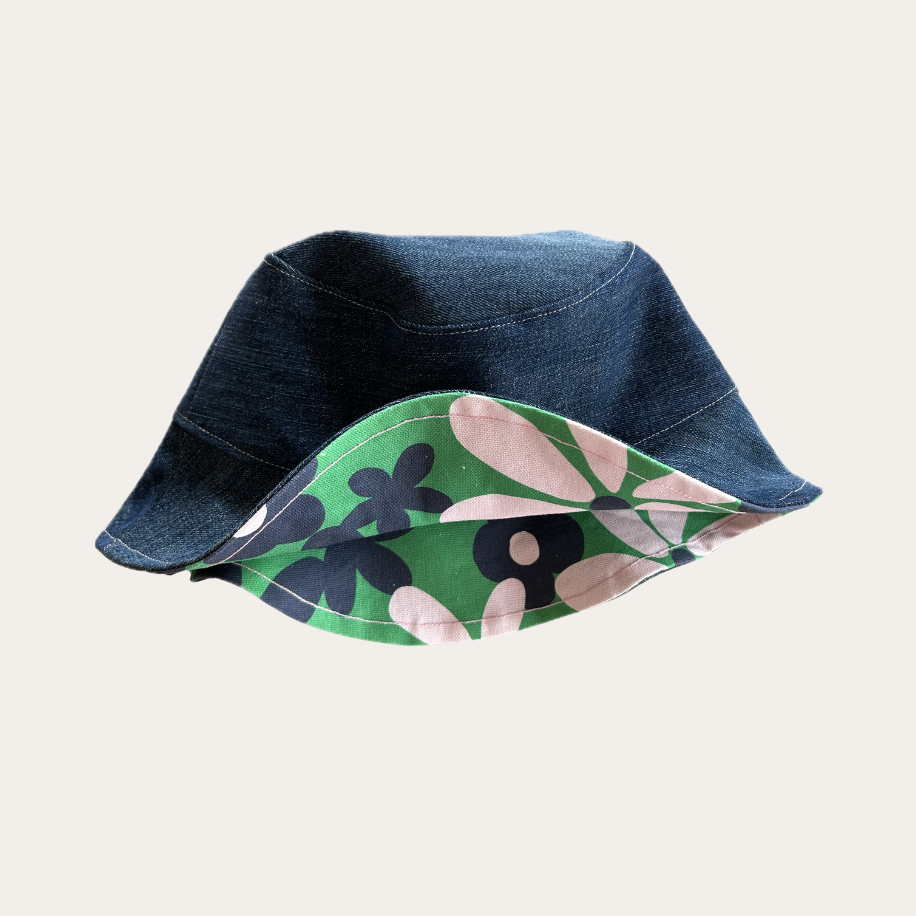 Bob Réversible – Denim Brut recyclé & imprimé floral (bleu/vert/rose pale) - Taille M