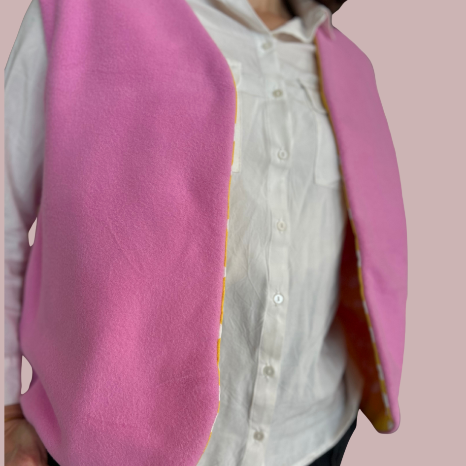 Gilet sans manches réversible laine polaire & tissu d’ameublement jaunes & rose  – pièce unique 38/40