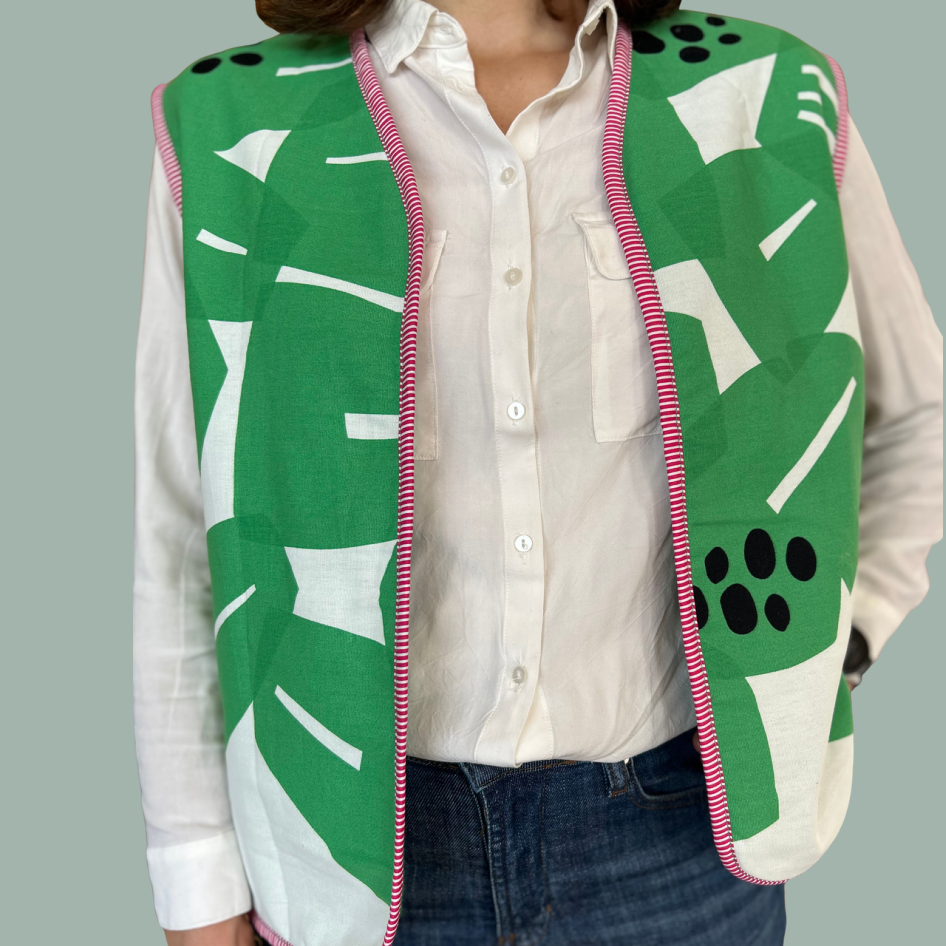 Gilet sans manches réversible laine polaire & tissu d’ameublement vert & blanc  – pièce unique 38/42