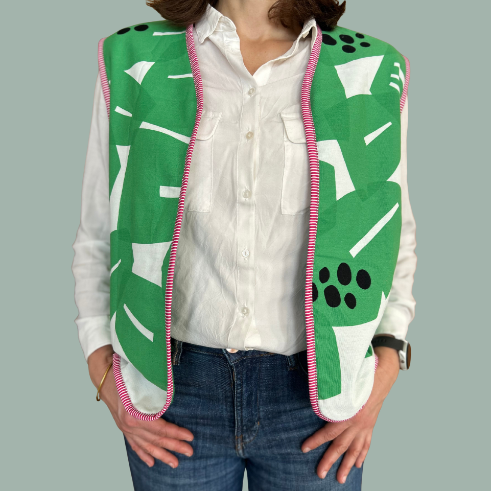 Gilet sans manches réversible laine polaire & tissu d’ameublement vert & blanc  – pièce unique 38/42