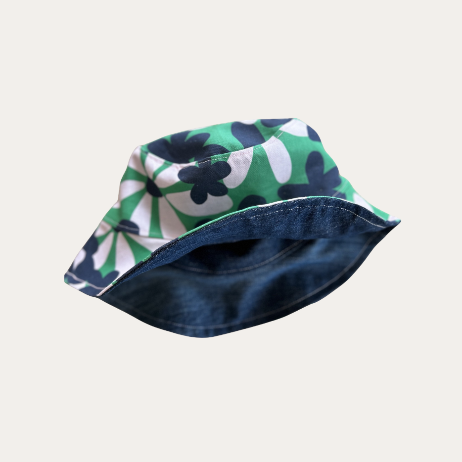 Bob Réversible – Denim Brut recyclé & imprimé floral (bleu/vert/rose pale) - Taille M